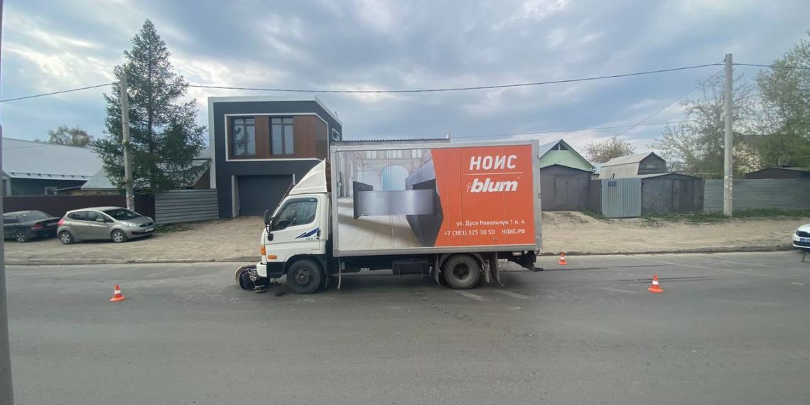 Школьница попала под колеса грузовика в Новосибирске