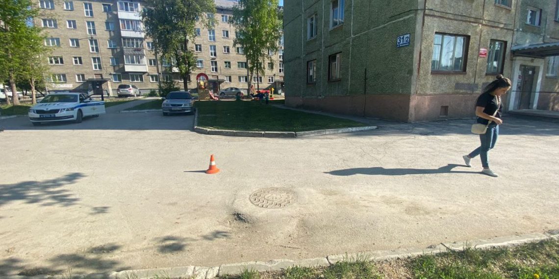 Иномарка сбила 8-летнего мальчика во дворе дома в Новосибирске