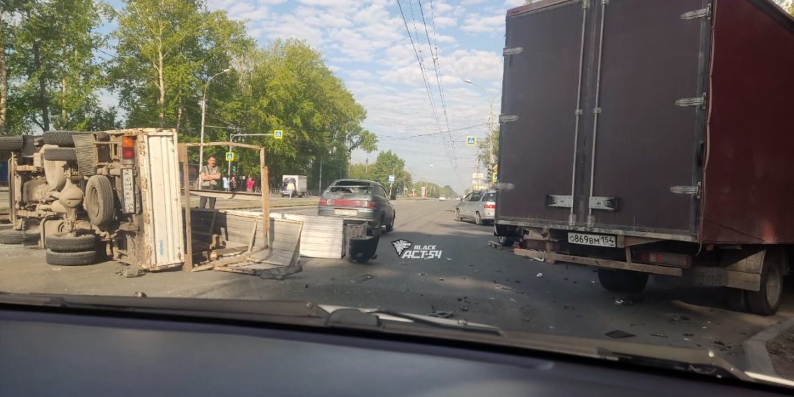 Массовая авария заблокировала проезд на улице Петухова в Новосибирске