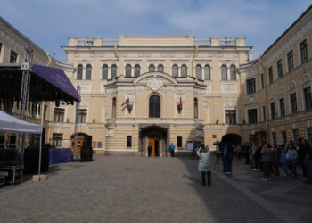 На набережной в Санкт-Петербурге установили «дверь в Новосибирск»