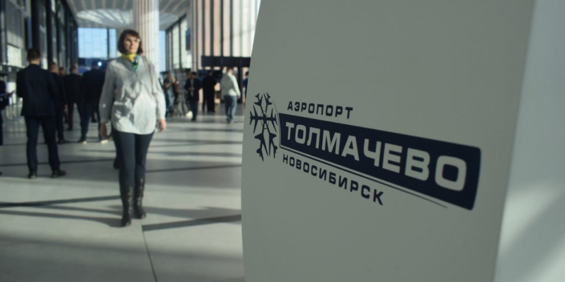 Молния не пустила новосибирцев в Дубай: разряд повредил крыло самолета