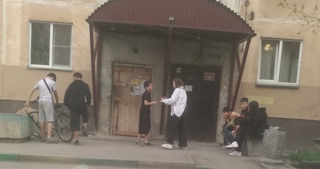«Отбирают деньги»: полиция заинтересовалась жалобами новосибирцев на банду малолетних вредителей