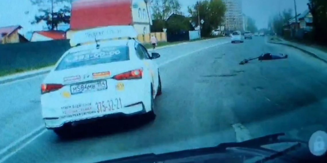 В Новосибирске пьяная девушка вылетела под колеса автомобиля на электросамокате