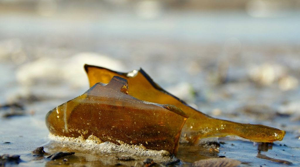 Новосибирец отбивался от продавцов магазина старым телефоном во время кражи коньяка