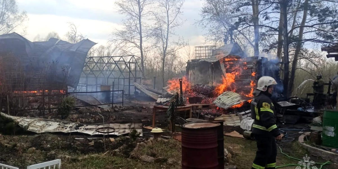 Под Новосибирском дотла сгорели три частных дома и баня