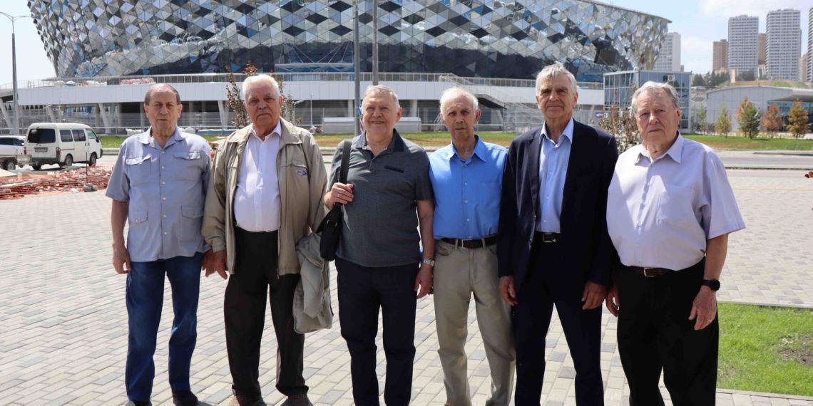 Ветераны энергосистемы посетили новую ледовую арену