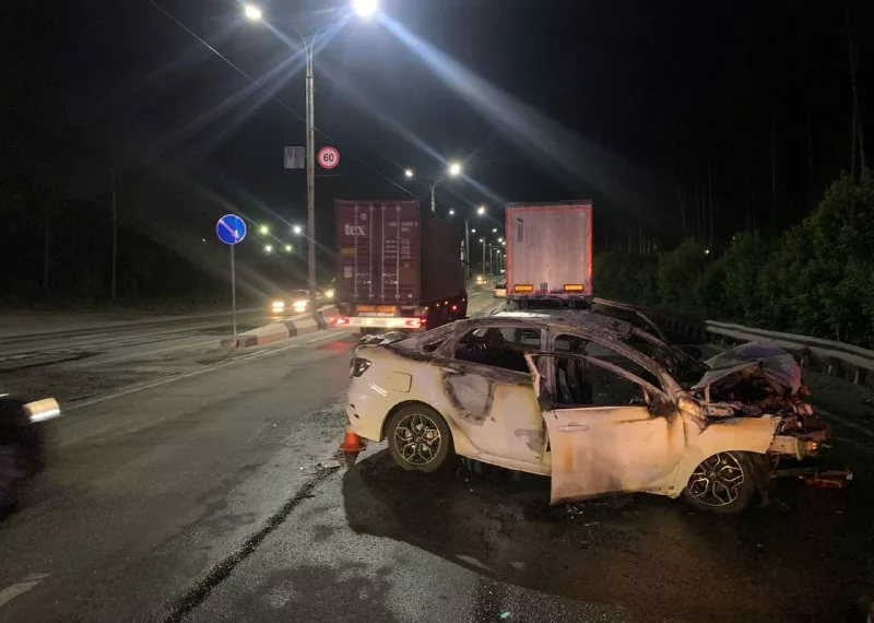 В Новосибирске после ДТП с фурой загорелся автомобиль — есть погибший