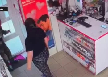 В Новосибирске возбужденный покупатель разбил стекло, чтобы попасть в секс-шоп