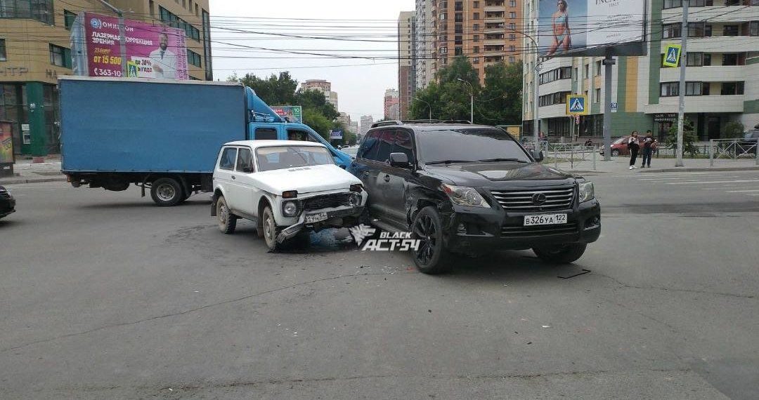 В Новосибирске водитель Lexus скрутил номера после ДТП с Нивой