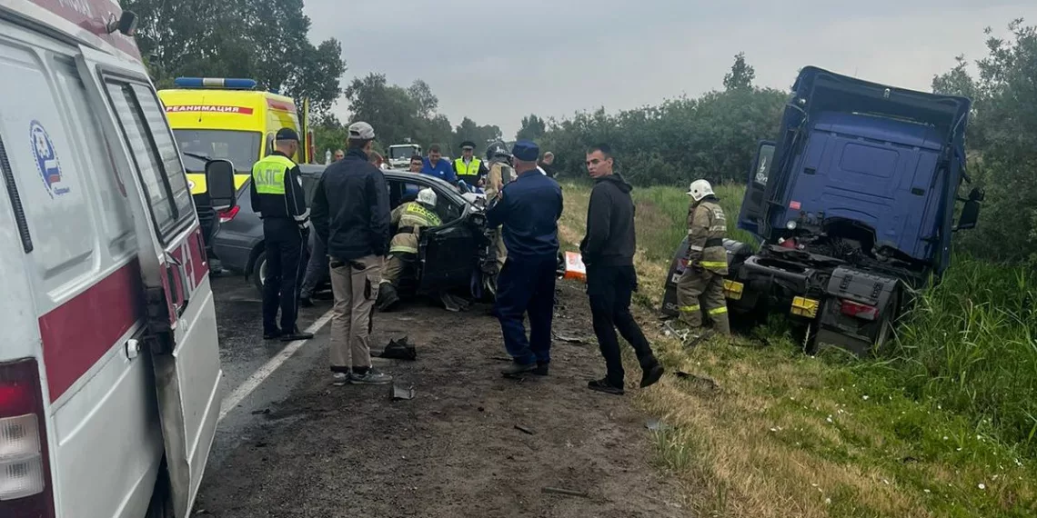 Под Новосибирском водитель Mitsubishi Airtrek выехал на встречку и погиб под колесами грузовика