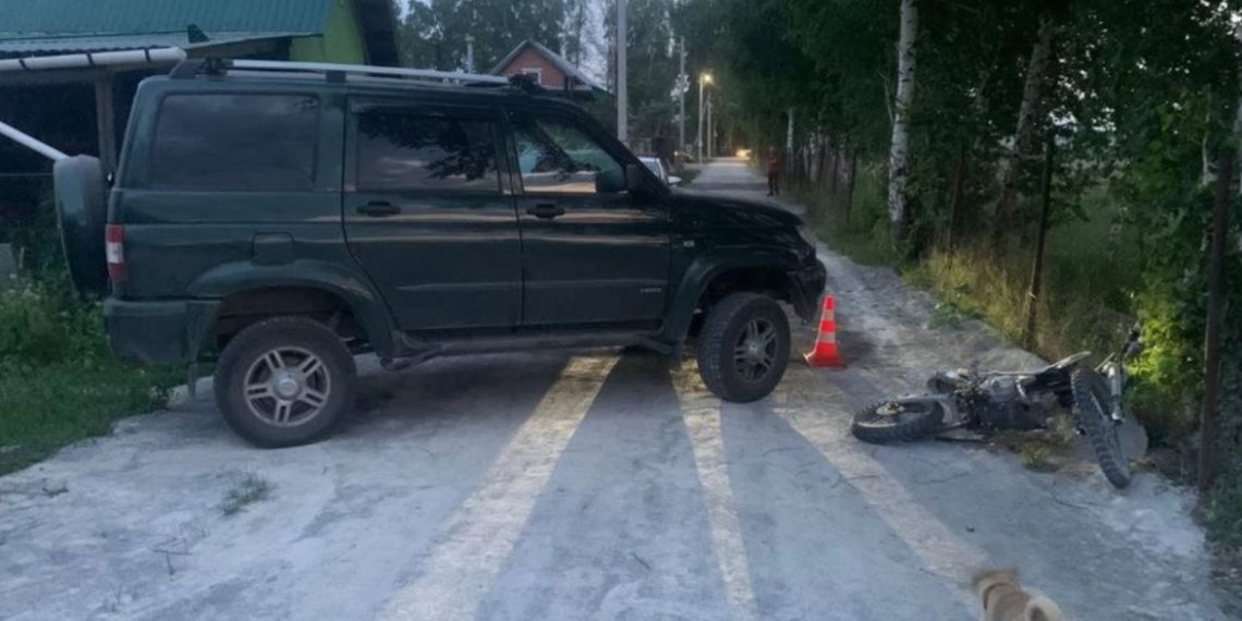 Под Новосибирском водитель УАЗа сбил двух 15-летних подростков на мотоцикле