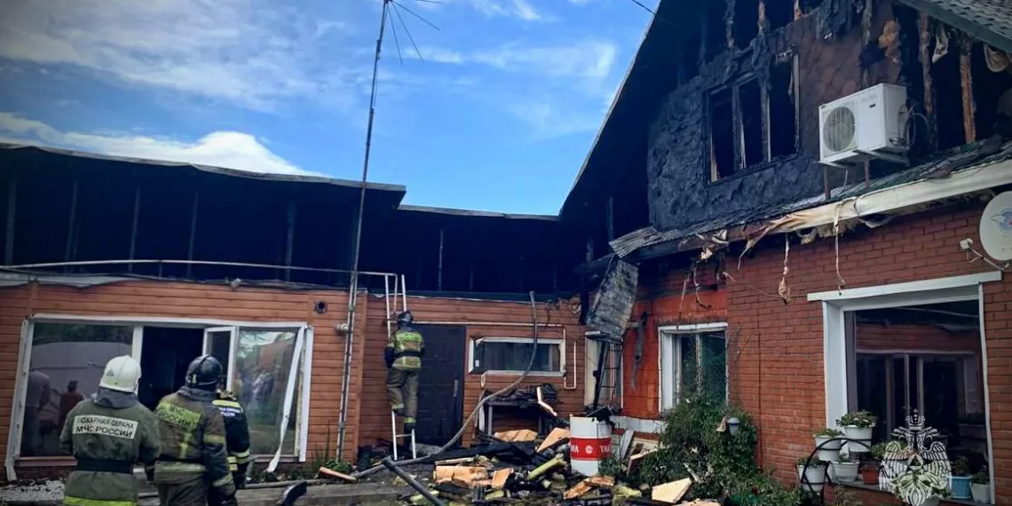 «Двери не могла открыть»: 11-летняя девочка оказалась заблокирована в горящем доме в Бердске