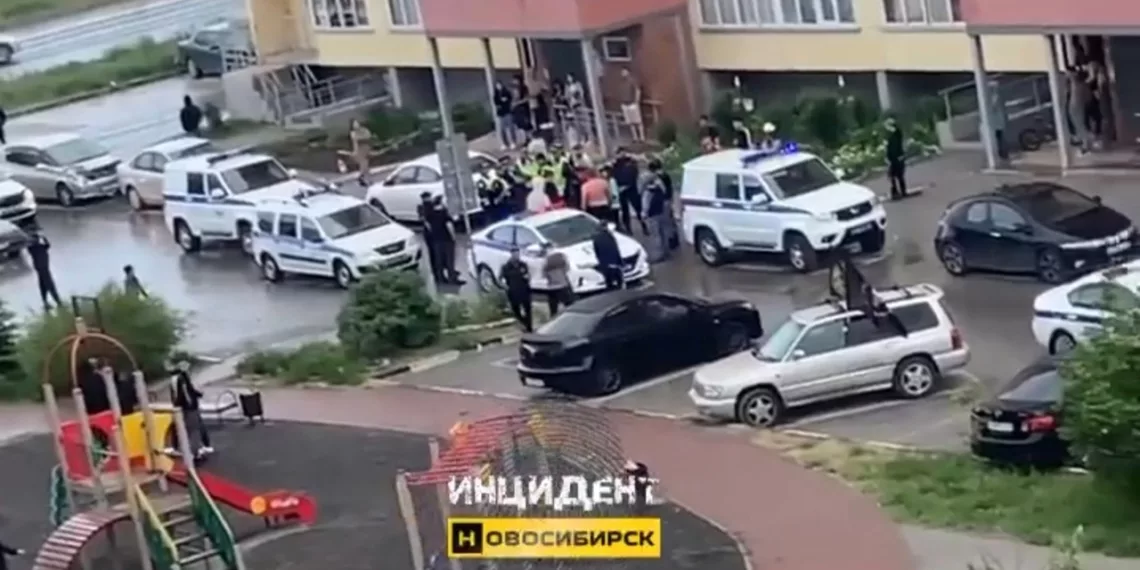 В Новосибирске трое мужчин с флагами ЧВК «Вагнер» устроили потасовку во дворе ЖК