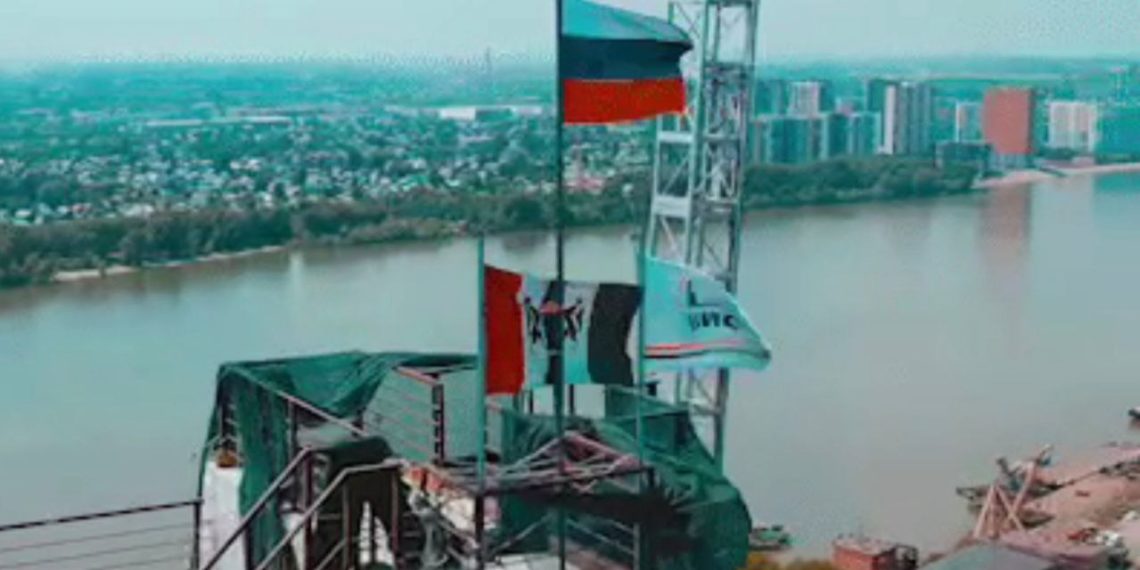 На строящемся четвертом мосту возвели флаг России и Новосибирской области