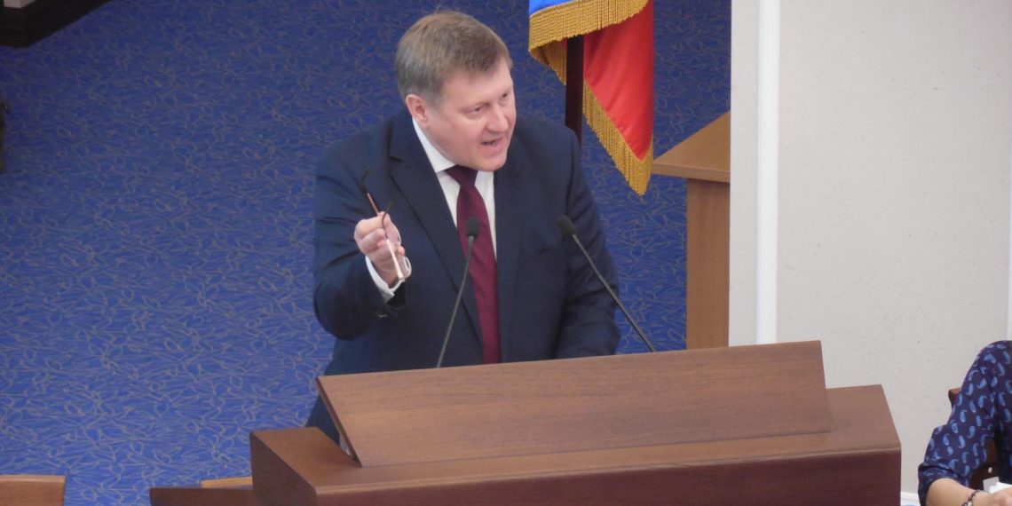 Локоть отчитал дептранс за облитых при уборке улиц прохожих