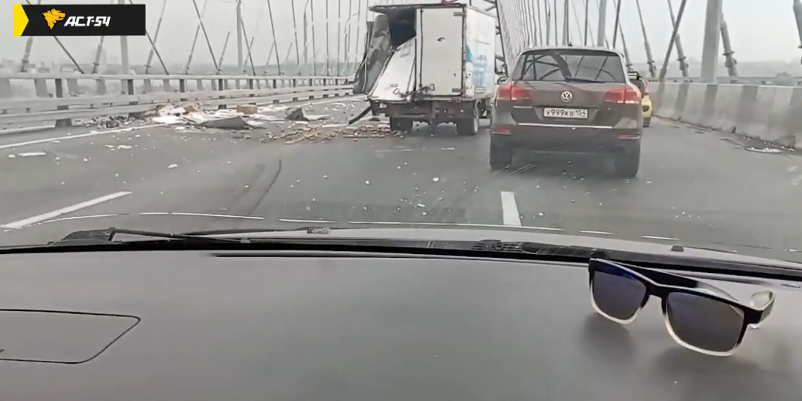 Бугринский мост засыпало фруктами и овощами после столкновения двух машин