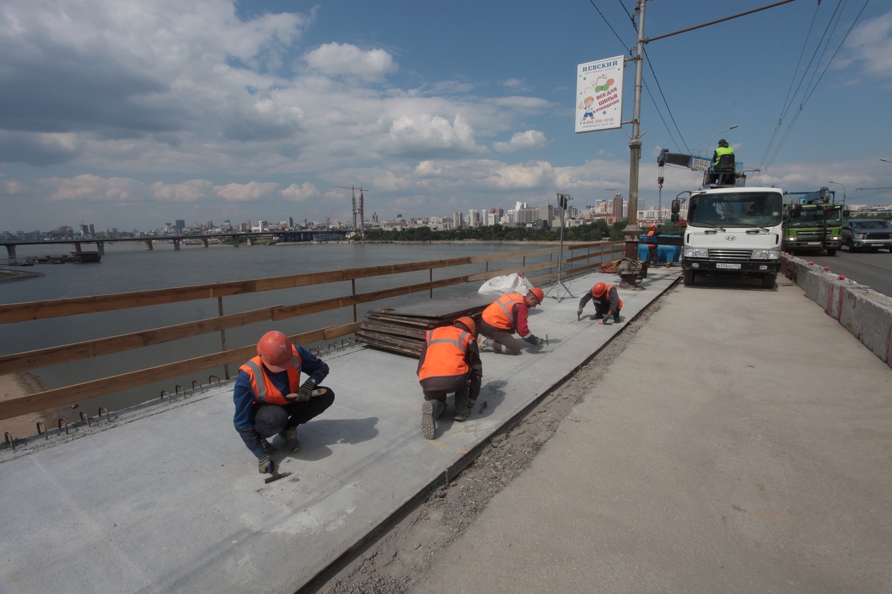 Восстановят в первозданном виде: чугунные ограждения вернутся на  Октябрьский мост | НДН.Инфо