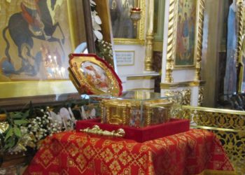 Православные Новосибирска помолились о победе перед мощами Георгия Победоносца