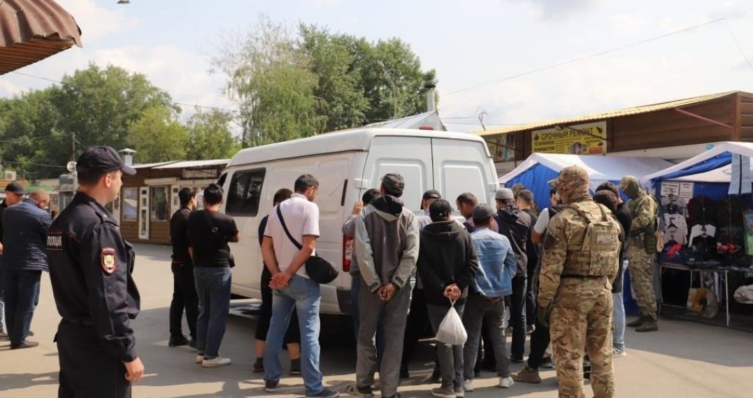 Полицейские устроили проверку документов на Хилке и отправили 26 мигрантов в участок