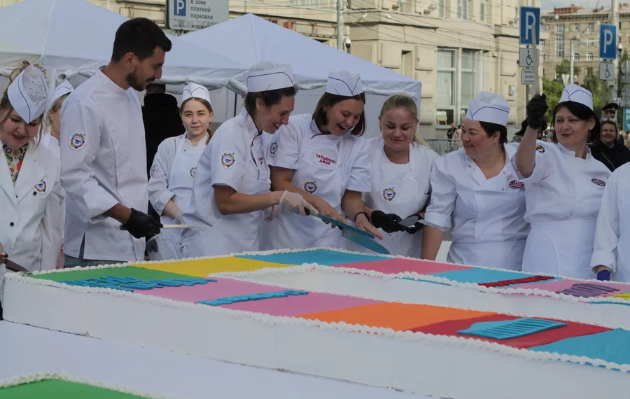 Самые большие цифры из бисквита стали рекордом России и мира — их приготовили на День города в Новосибирске