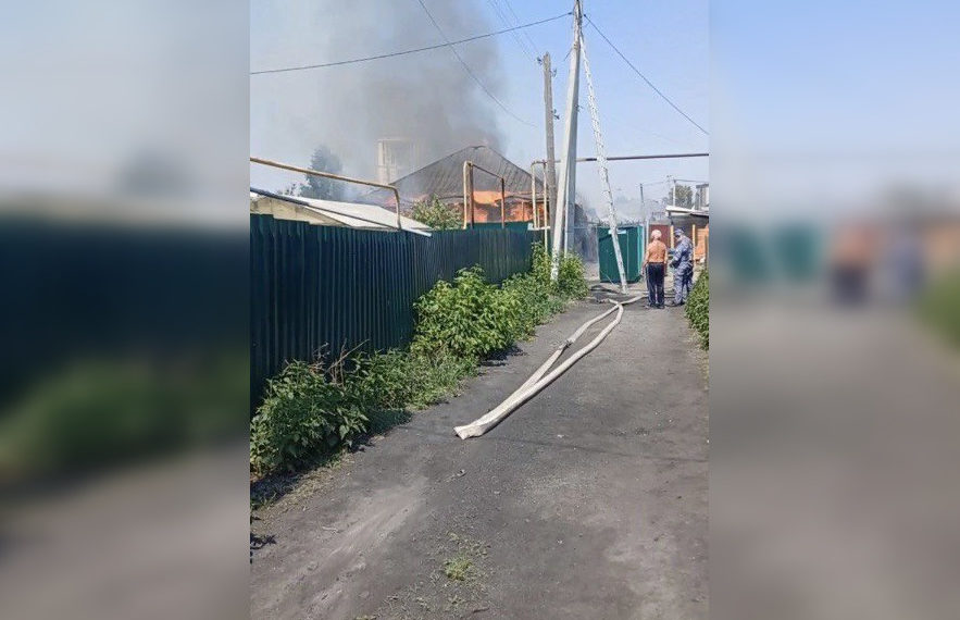 В Калининском районе Новосибирска вспыхнул частный дом