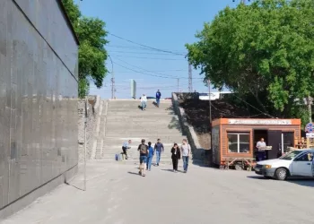 В Новосибирске продолжается эпопея с ремонтом лестницы возле Речного вокзала