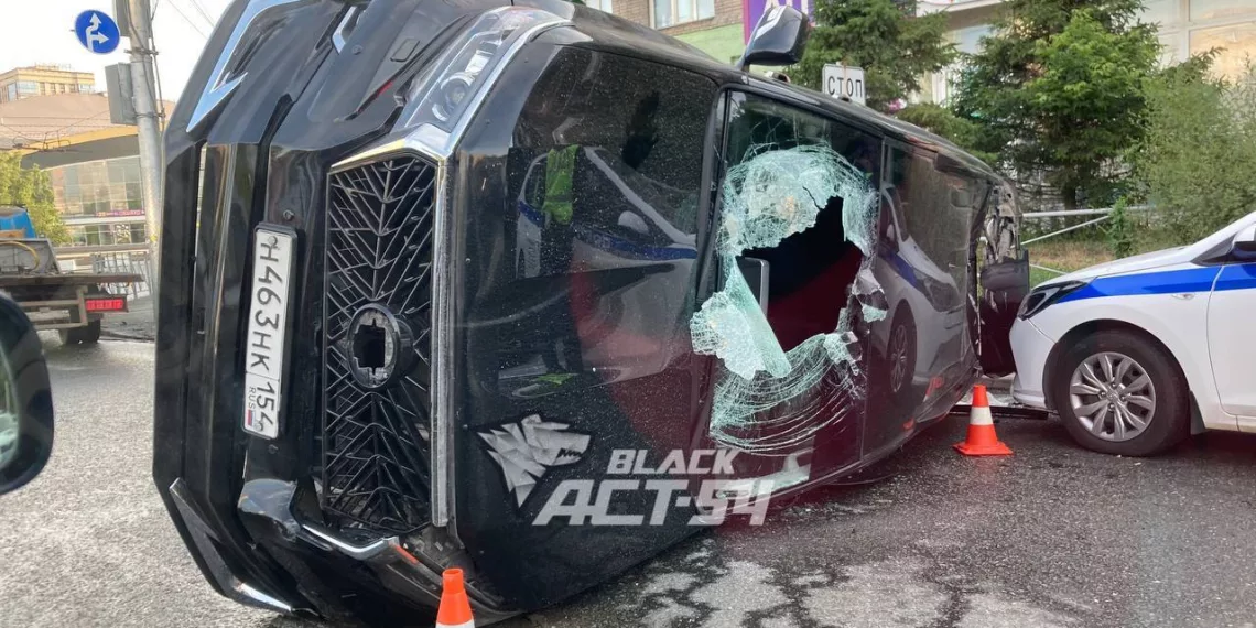В Новосибирске водитель Land Cruiser перевернулся, когда пытался уйти от погони