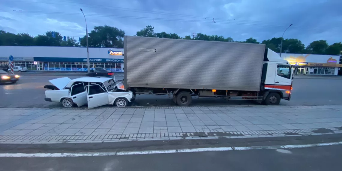 Водитель и пассажирка едва не погибли после столкновения «Жигулей» с грузовиком в Новосибирске