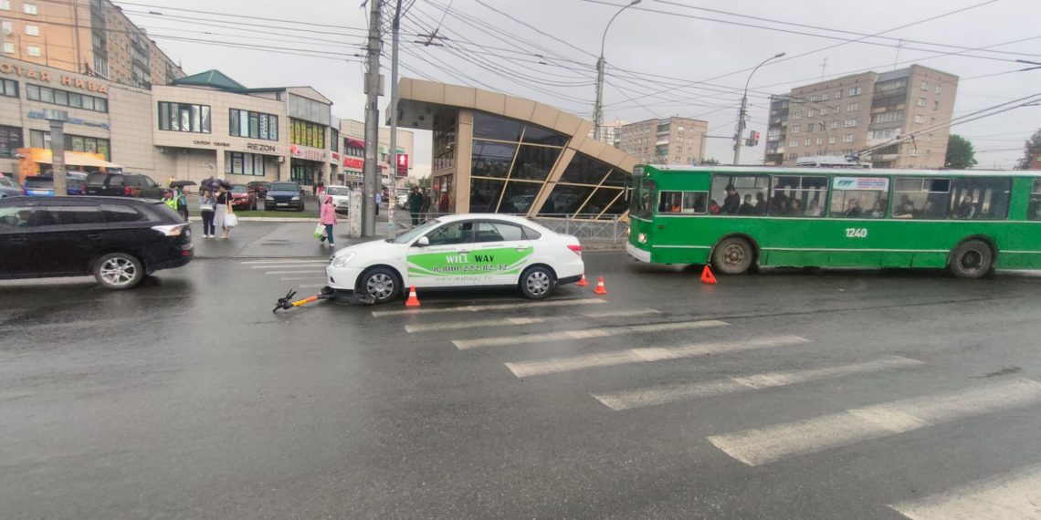Таксист сбил самокатчика около станции метро «Золотая Нива» в Новосибирске