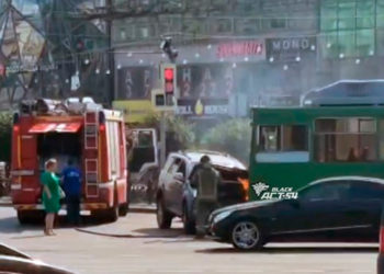 Внедорожник смяло о троллейбус в Новосибирске