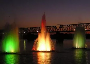 Мэрия не планирует восстанавливать плавучий фонтан на Михайловской набережной