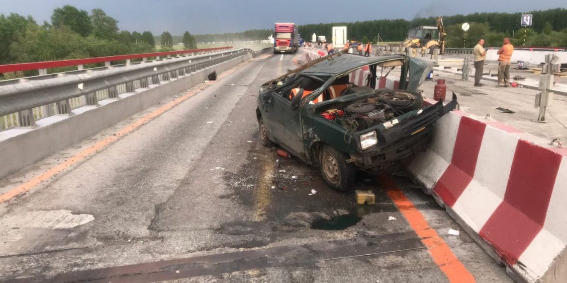 «Оку» отбросило под междугородний автобус на Северном объезде: есть погибший