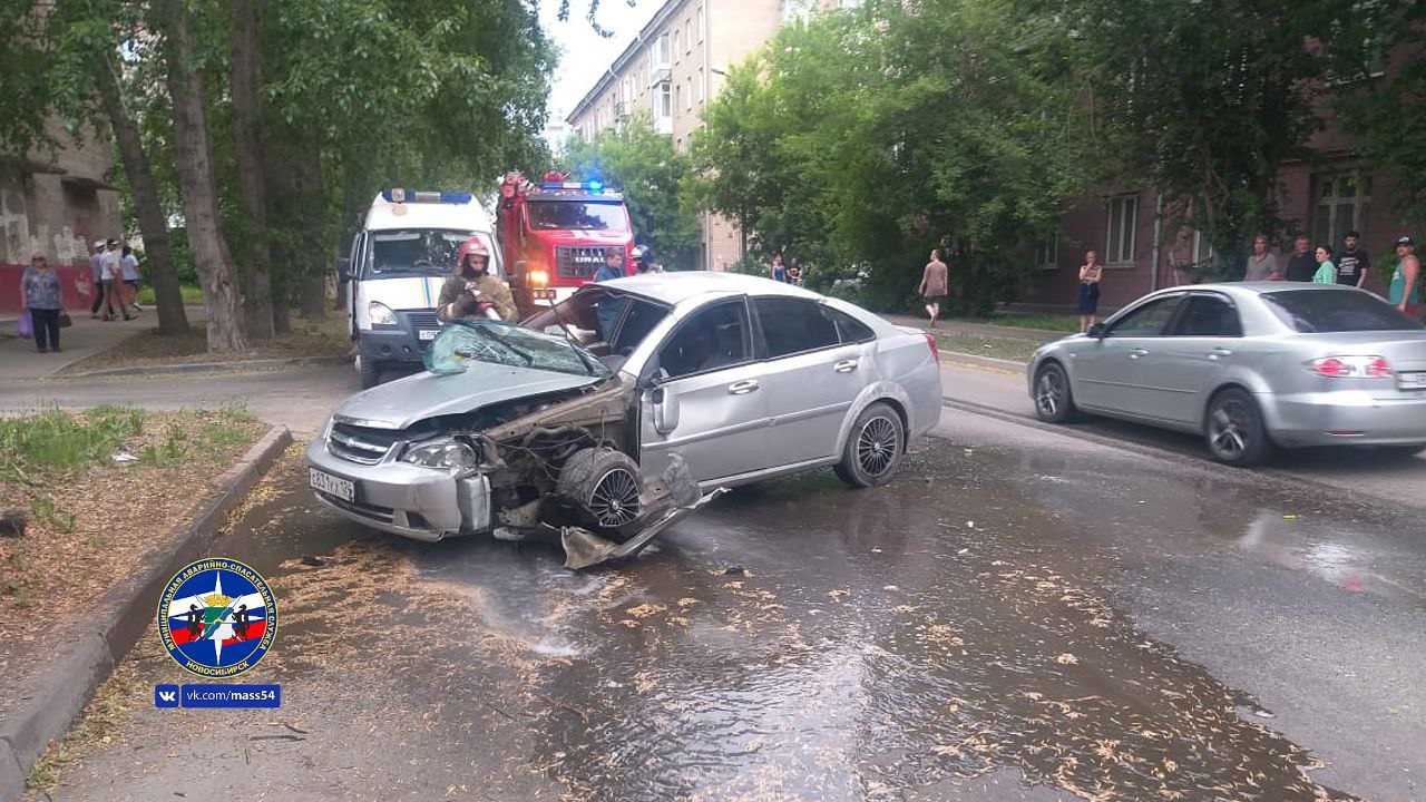 Новосибирцы помогли спасателем перевернуть попавшую в ДТП машину |  08.06.2023 | Новосибирск - БезФормата