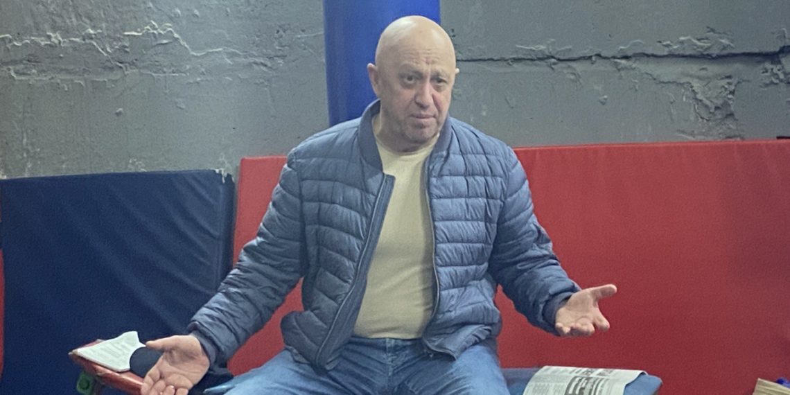 Должны уметь держать оружие: лидер ЧВК «Вагнер» Пригожин решил открыть школу военкоров в Новосибирске