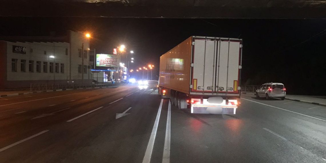 Фура насмерть сбила женщину на трассе под Новосибирском