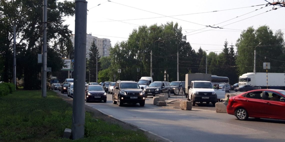 «Стоял целый район»: гигантская пробка парализовала движение на улице Петухова в Новосибирске