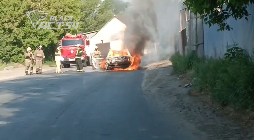 LADA загорелась на ходу в Новосибирске — водителя госпитализировали с ожогами