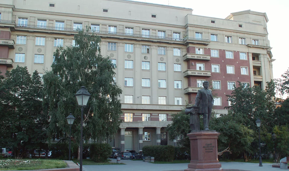 Прокуратура Новосибирска организовала проверку из-за обрушения легендарного Стоквартирного дома