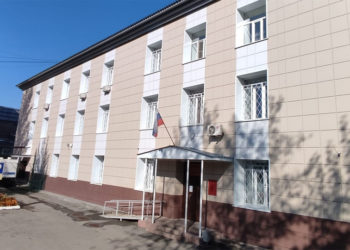 Мигрант выкинул дочь с балкона в Новосибирске, семья умоляла суд оставить его в СИЗО