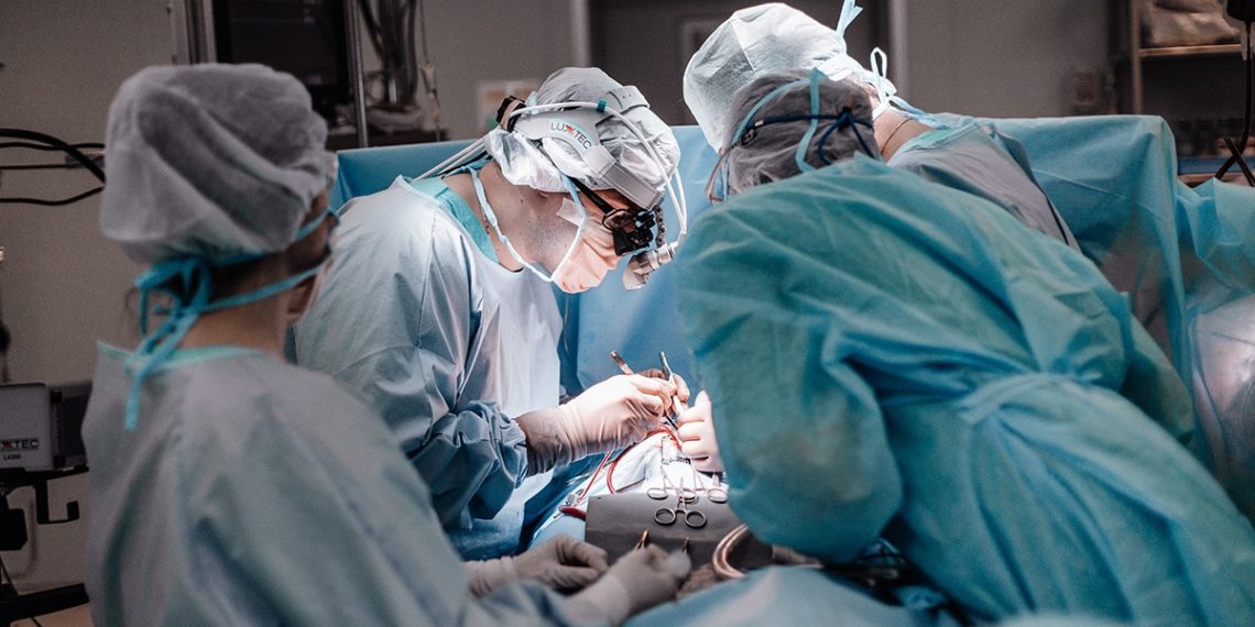 «Вернули кровоток в руку и голову»: новосибирские врачи спасли девочку с редкой анатомической аномалией