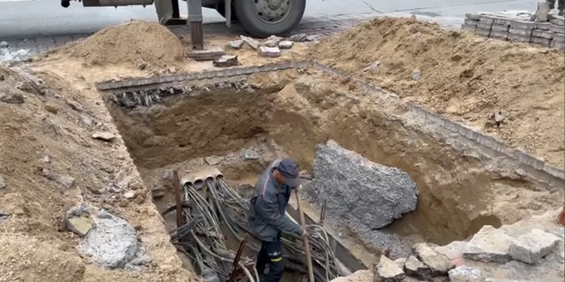 Дорожники разрыли яму и показали внутренности Красного проспекта