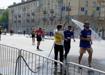 В жару по центральным улицам Новосибирска пробежали 4 тысячи человек