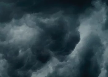 Новосибирцев предупредили о надвигающемся шторме