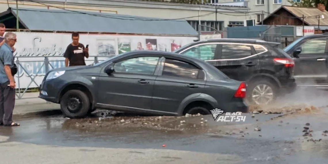 Очередной провал: на улице Котовского седан ушел под землю