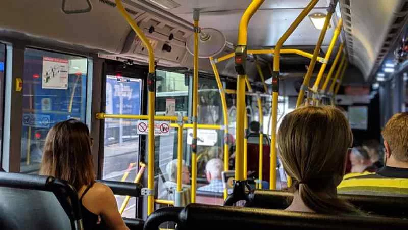 Жительница Новосибирска пустилась в погоню за автобусом на полицейской машине