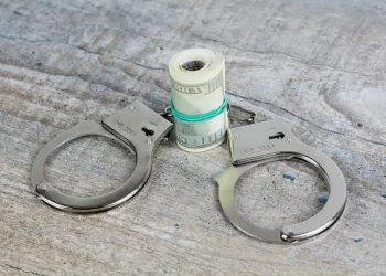 Профессора новосибирского медуниверситета отправят под суд за помощь студенту на экзамене