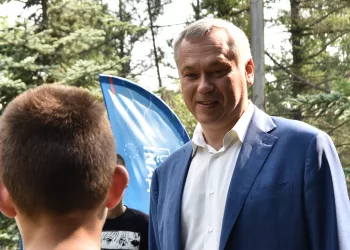 Губернатор Андрей Травников встретился с детьми из Беловодского района ЛНР, отдыхающими в Новосибирской области