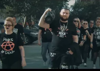 Нас чуть не приняли в метро: родители новосибирских выпускников перепели «Короля и шута»