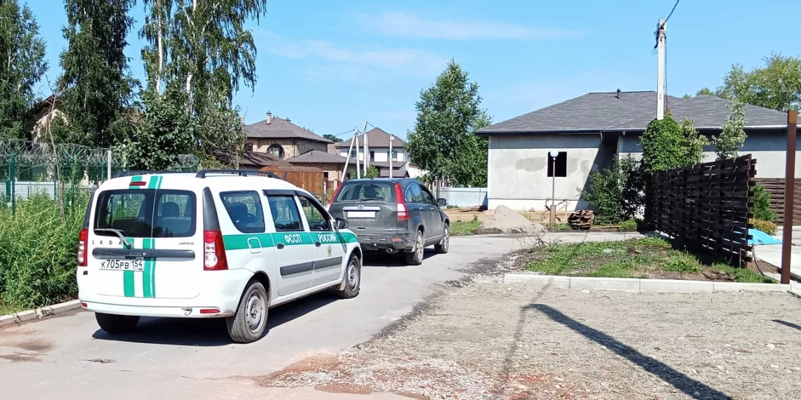 Бердчанин получил штраф за отказ вовремя убрать забор с территории соседа