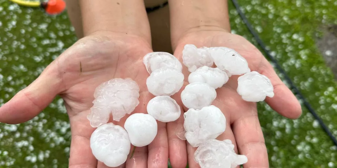 Огромный град помял машины новосибирцев